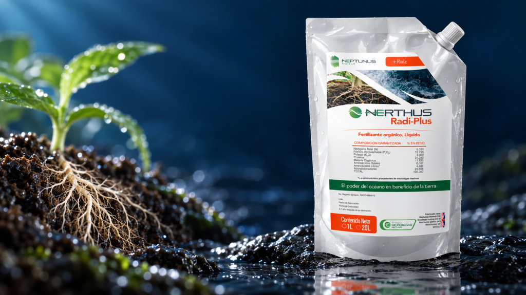 Envase de 1 L de Nerthus Radi-Plus, enraizador orgánico de microalgas, junto a una charola de plántulas sobre piedra oscura